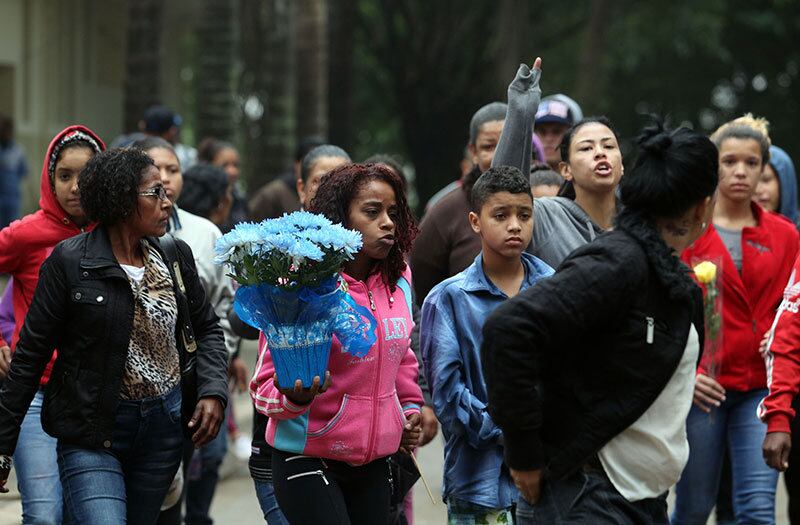 Dentro do carro, os policiais militares encontraram um revólver calibre
38. O menor que sobreviveu foi liberado sob responsabilidade da mãe