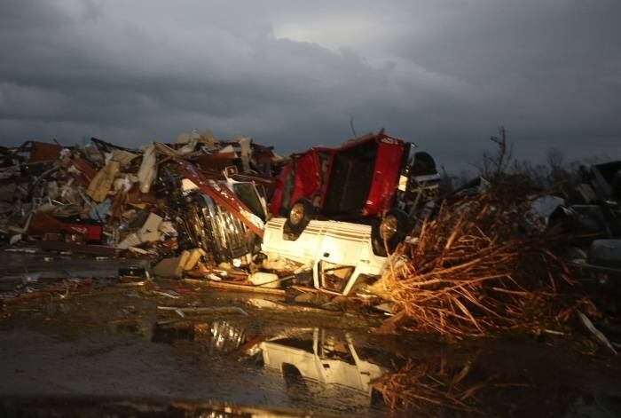 Tornados potentes que afetam o sul e sudoeste dos Estados Unidos mataram pelo menos 18 pessoas, anunciaram os serviços de emergência dos estados do Arkansas e Oklahoma.

O Departamento de Gestão de Emergências do Arkansas informou que 15 pessoas morreram em consequência dos tornados, enquanto um funcionário da Agência de Gestão de Emergências de Oklahoma anunciou a morte de duas pessoas no estado. A imprensa local informou a morte de uma pessoa no estado de Iowa.