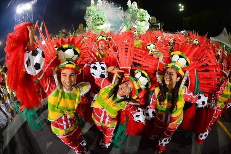 A escola da Zona Leste abriu a noite de desfiles e precisou mostrar muita raça, já que teve que fazer sua apresentação debaixo de uma forte chuva de granizo