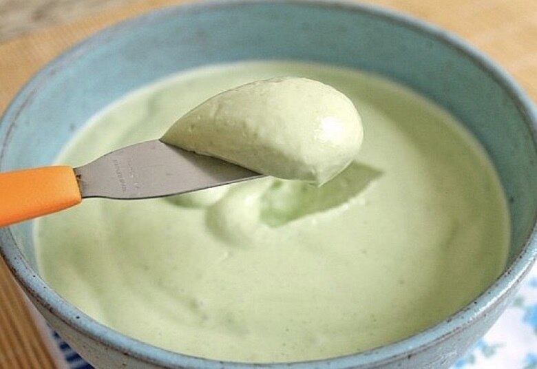 CREME MATCHA:

200g de chocolate branco
200ml de creme de leite fresco
01 colher (sopa) de matcha 

COMO FAZER:
Para fazer o creme macha, derreta o chocolate com o creme e o chá. Deixe esfriar e depois bata em batedeira até que dobre de volume. Reserve
