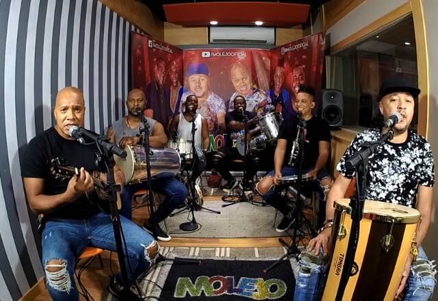 Também teve samba e pagode, senhoras e senhores! O Grupo Molejo animou a noite na sede e fez todo mundo cantar sucessos como Cilada, Voltei e Brincadeira De Criança