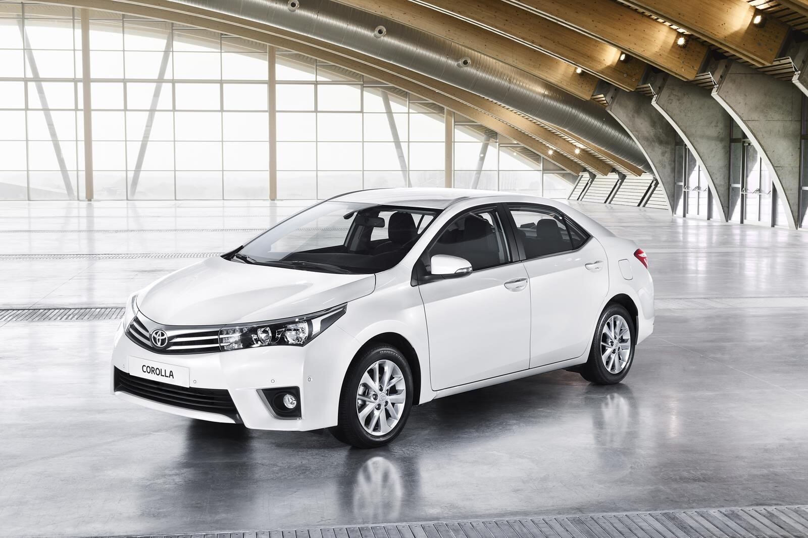 Assim como ocorre com o sedã grande Camry, o Corolla europeu ganhou personalidade própria em relação à versão americana. As diferenças são grandes e incluem a dianteira, traseira e interior

VEJA TAMBÉM

> Conheça a nova geração do Toyota Corolla norte-americano

> Inundações na Alemanha "engolem" concessionárias e dezenas de carrões de luxo são perdidos

Quer saber tudo sobre carros? Acesse R7.com/carros
