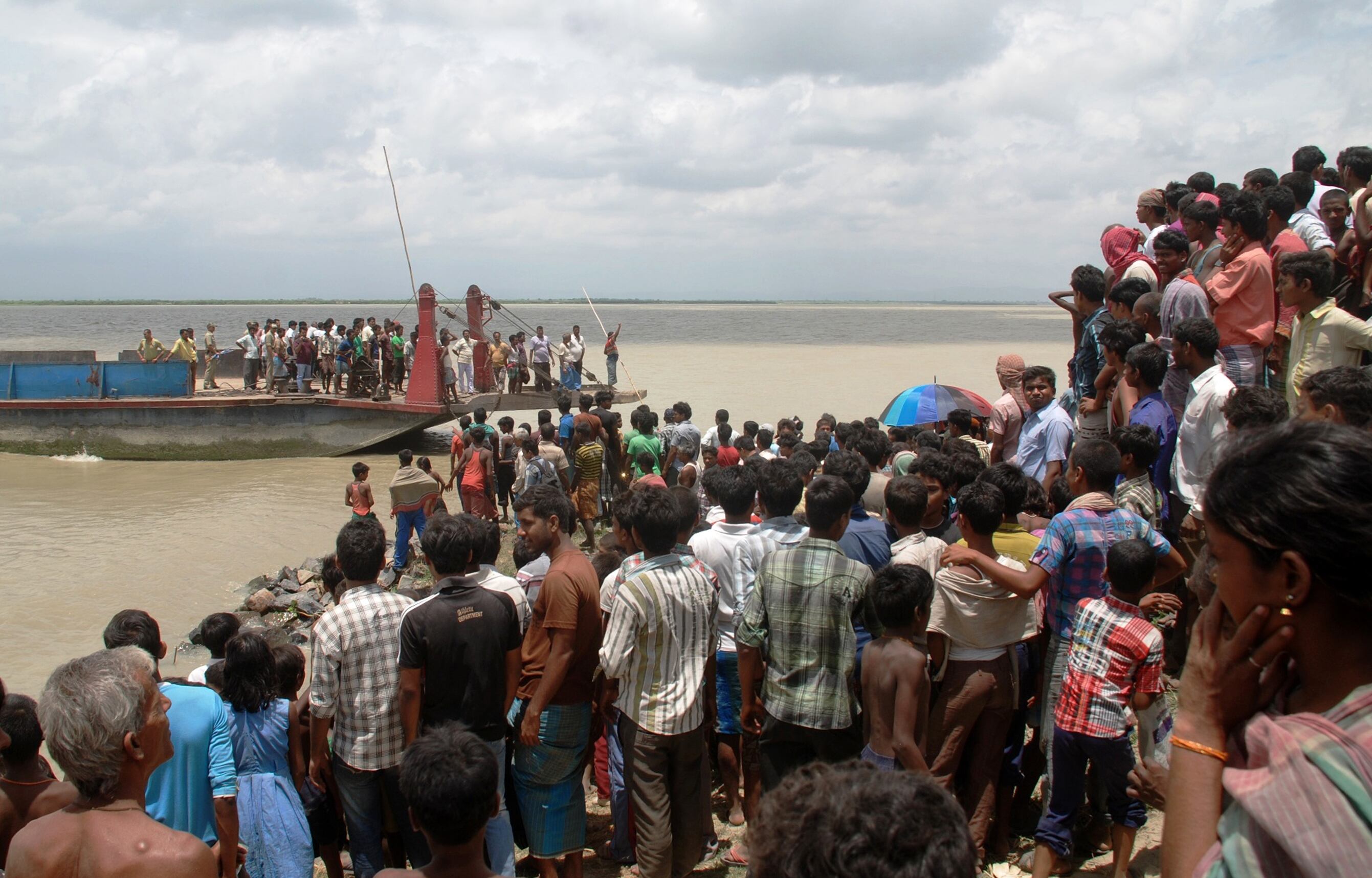 Indianos convivem com superlotação de balsas para atravessar o rio Ganges
