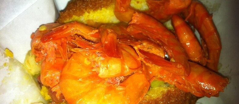 Bolinho é vendido em diversos pontos de Salvador pelas baianas de acarajé