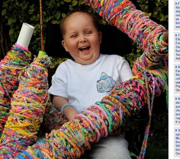 Em 2013, o pequeno Skye Hall, de cinco anos, estava se
preparando para seu primeiro dia de escola quando recebeu uma notícia que
mudaria sua vida. Com vômitos e dores de cabeça frequentes, o menino havia sido submetido a uma ressonância e, ao saírem os resultados, descobriu que estava com um tumor cerebral muito agressivo e em estágio avançado.



Agora, em meio ao tratamento e procedimentos cirúrgicos,
Hall teve uma ideia para divulgar sua doença e arrecadar dinheiro para ajudar outras criançascom a mesma
condição: fazer a maior correntinha de borracha do mundo. As informações são do site
DailyMail