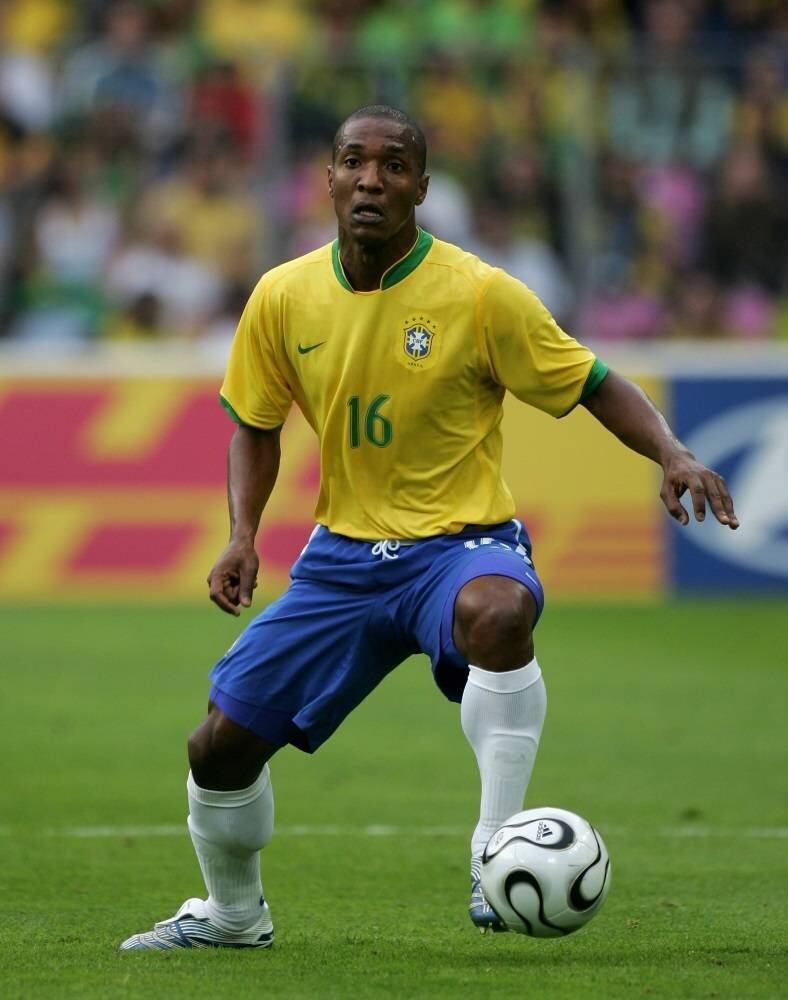 Na mesma partida contra o Japão, o lateral-esquerdo reserva da ocasião, Gilberto, aproveitou belo passe de Ronaldinho e deixou a sua marca em Copas do Mundo pelo Brasil