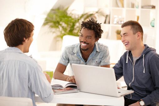 Desigualdade de rendimento ainda permanece e homens são os maiores empregadores
