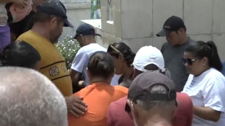 O enterro de Andrea
foi marcado por comoção e muita revolta. Parentes da vítima, ainda abalados com a situação, chegaram a desmaiar no local. Andrea deixa um filho de 10 anos, de outro relacionamento