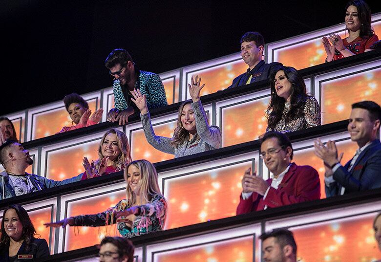 Os três candidatos que conseguirem agradar ao maior número de jurados se classificam para a final, quando vão cantar mais uma vez. O ganhador será aquele que somar o maior número de votos do júri e da plateia