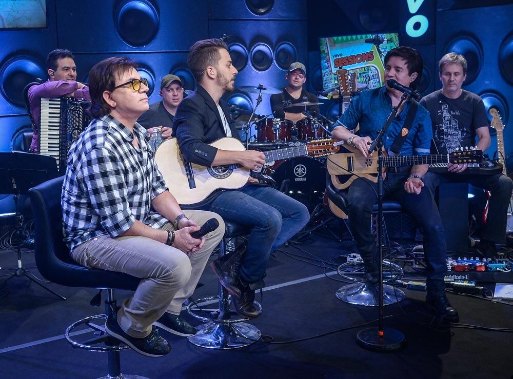 Tudo em família! Para comemorar o Dia dos Pais, Junior Lima recebeu o tio Chitãozinho e o pai Xororó no palco do Vevo Sessions, programa especial que ele comanda na web

Acesse o R7 Play e assista à programação da Record quando quiser
