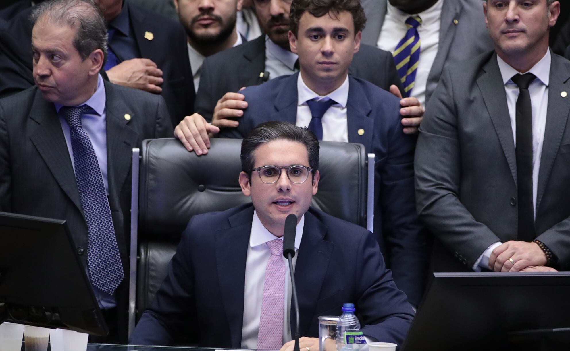 Hugo Motta foi barrado por deputados durante protesto no plenário