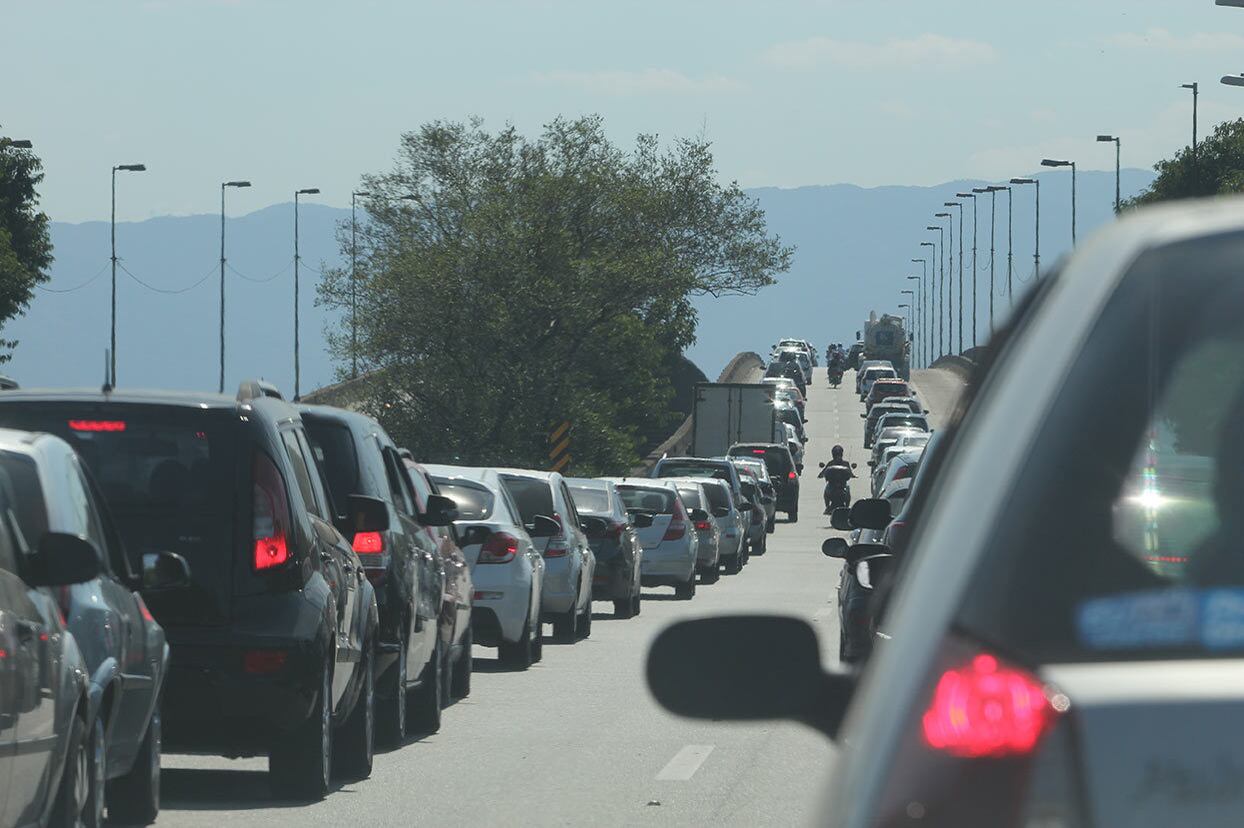 Motoristas parados na altura do km 68 da Rodovia Imigrantes