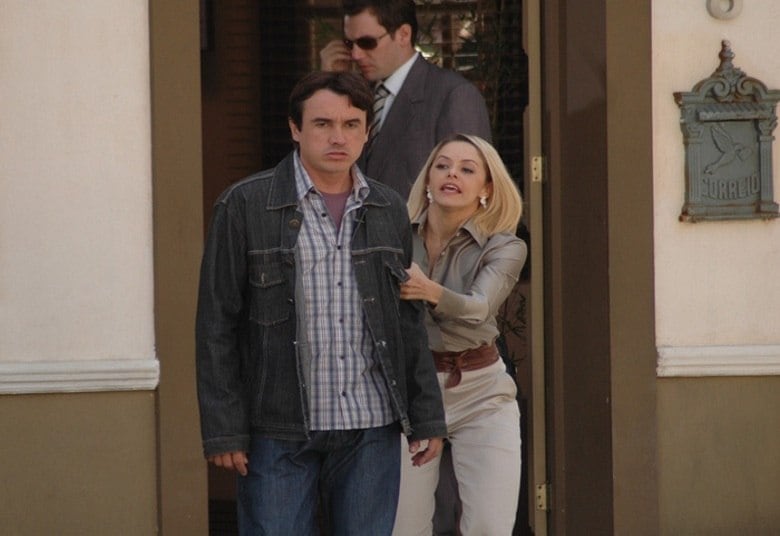 Arminda (Bianca Rinaldi) pede uma informação para Joca (Caio
Junqueira), mas ele responde com raiva