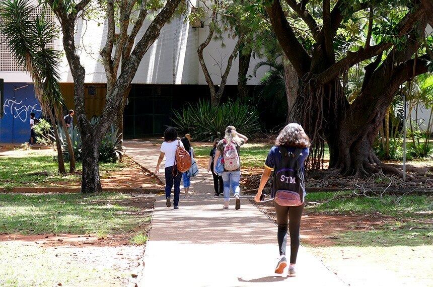 Psicólogos e assistentes sociais darão atendimento em escolas do país
