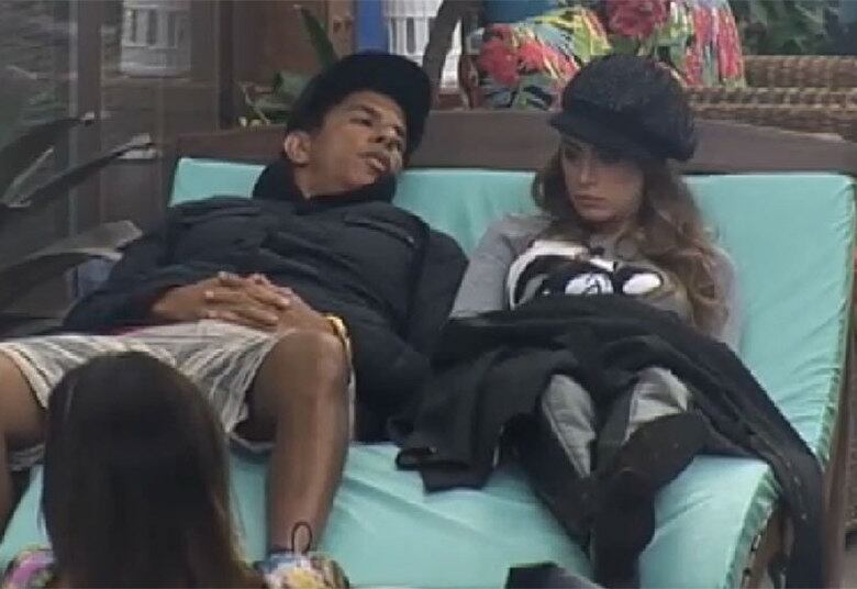 Mas
não foi só com Douglas que Rayanne gostava de conversar. Com Luka Ribeiro, a
peoa também sempre trocava muitas idéias, principalmente no começo do período
de confinamento

+ Em atividade, peões comentam momentos marcantes de cada uma das semanas de confinamento
+ Turma do Ronco: Peões descansam durante a tarde do último sábado de A Fazenda 8
+ Douglas, Rayanne e Ana Paula cantam músicas de Latino e peão enfatiza: “Quem planta sacanagem colhe solidão”


