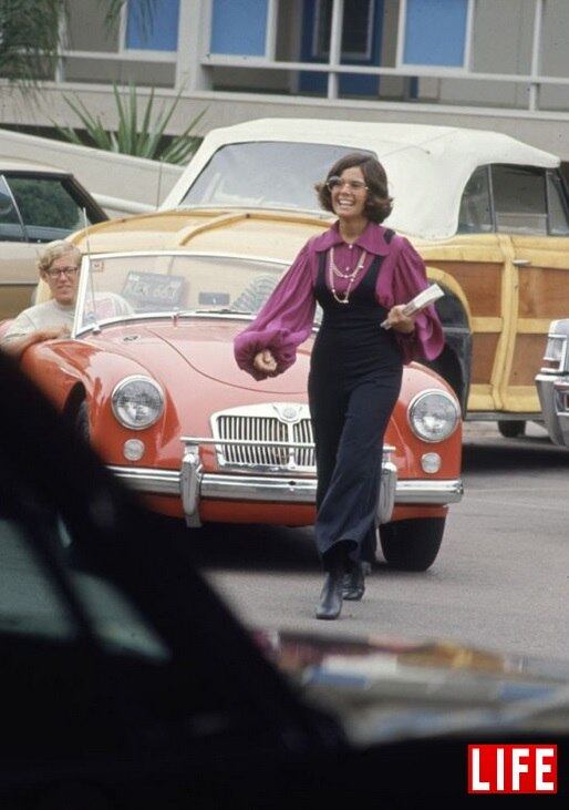 A estudante Lenore Reday para o trânsito a caminho da aula em Newport Beach no fim dos anos 60