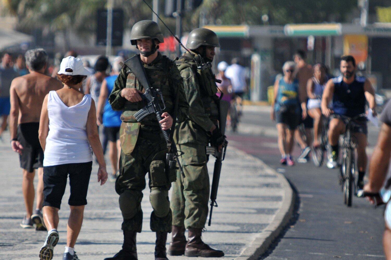 Forças Armadas fazem patrulhamento em Copacabana, na zona sul