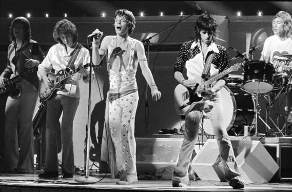 Mick Jagger, dos Rolling Stones, foi o precursor dessa moda que ganhou o mundo. O cantor lançou a tendência ainda nos anos 60, quando o mais comum no rock era optar por ternos e camisas. Quebrou um tabu