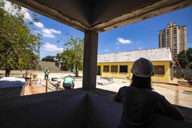 Cozinha, quadra esportiva, salas de aula e áreas externas foram reestruturadas na escola