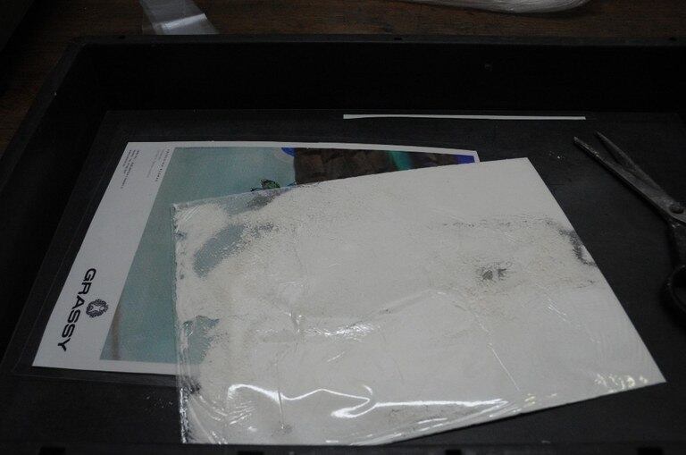 Em uma das malas, drogas estavam escondidas em fotos plastificadas