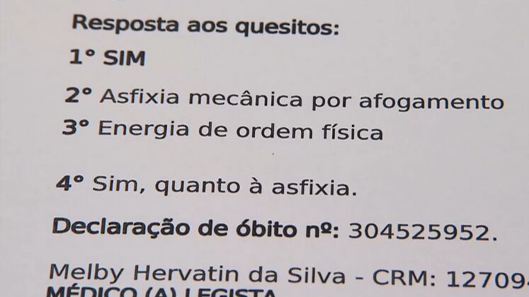No laudo, a causa da morte é apontada como asfixia por afogamento. Samuel apresentava um líquido escuro no estomago e nos pulmões. Maria relatou que não sabe explicar como isso aconteceu