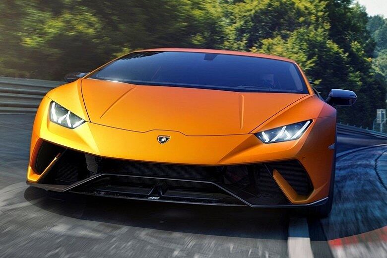 Além de mais leve, o Huracan Performante também ganhou potência e torque. O motor 5.2 V10 aspirado a gasolina entrega 640 cv a 8.000 rpm (contra 610 cv originais) e um torque brutal de 61,2 kgfm a 6.500 giros (eram 57,1 kgfm)