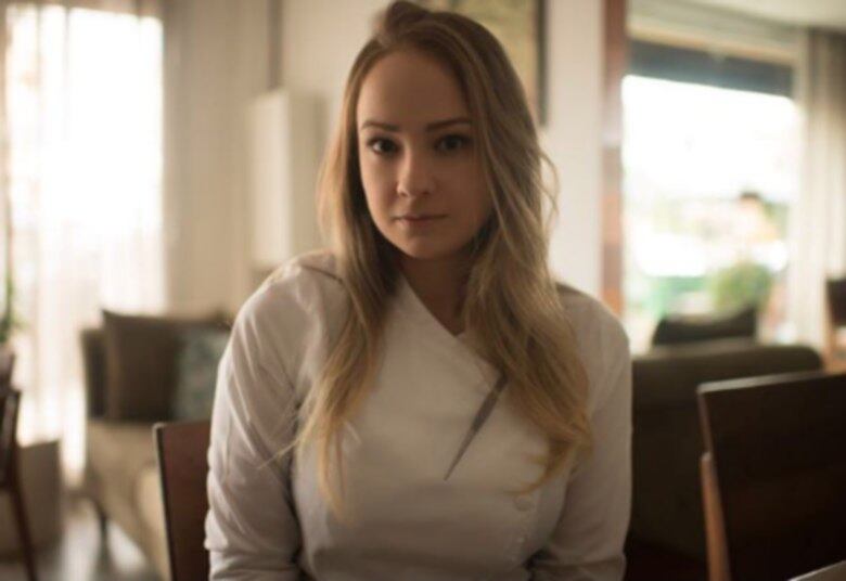 O Top Chef está chegando ao fim depois de uma temporada recheada de emoções! Nesta quarta (26), os finalistas Dadis, Gabriel e Giovanna se enfrentam em um programa que promete mexer com os telespectadores e os jurados. Uma das mais novas cozinheiras da competição, Giovanna Perrone, de 23 anos, nasceu em Santos e mora em São Paulo. Durante sua trajetória no programa, Giovanna impressionou por sua criatividade na cozinha.

Veja os pratos de Giovanna que foram destaque no reality! 