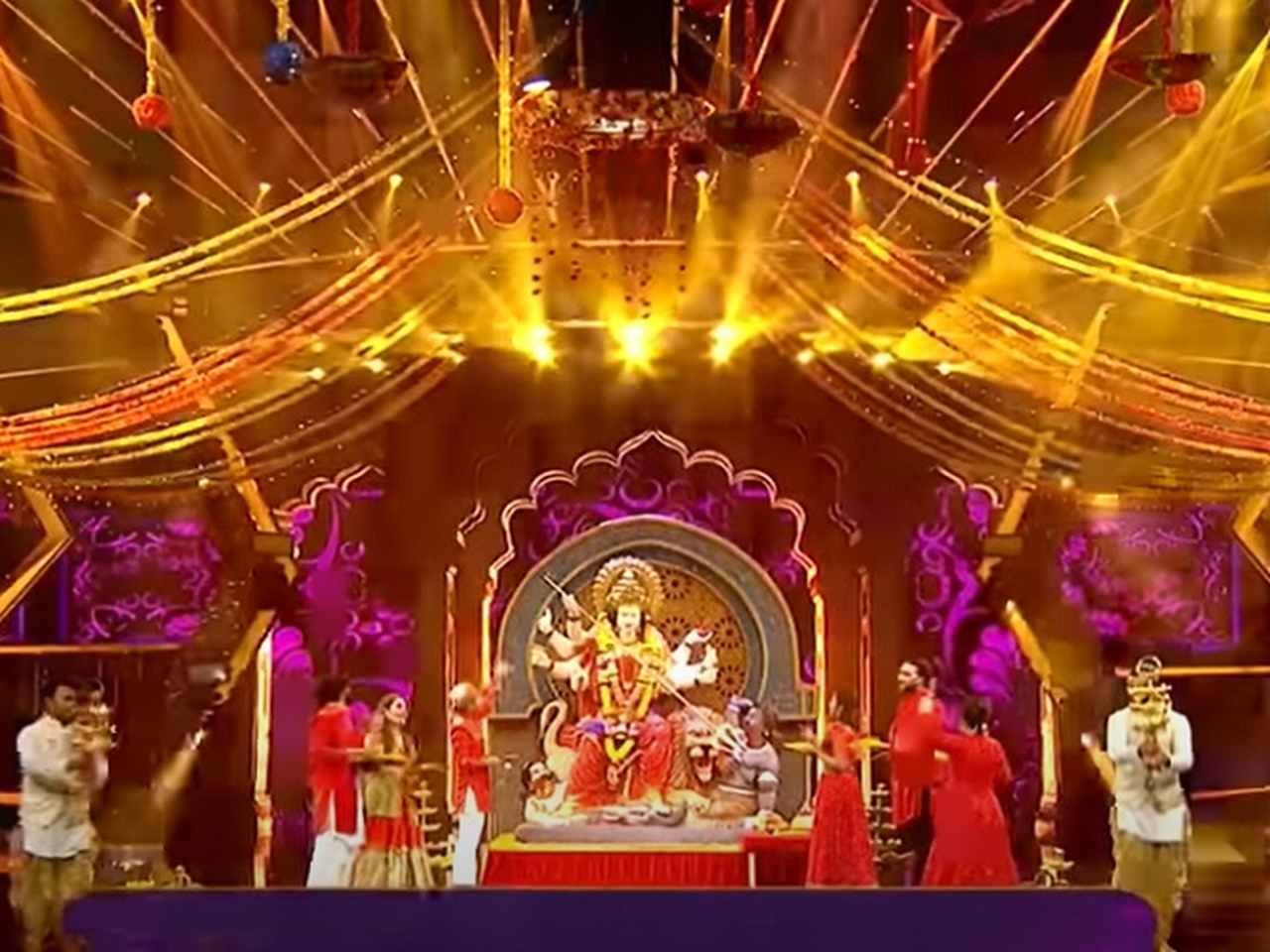 Abrindo o Top 3 temos o SET India, sendo a sigla de Sony Entertainment Television. A sua programação consiste praticamente na transmissão de emissões em língua hindi, conhecidos mundial como filmes de Bollywood. O canal não fica muito tempo sem publicar um novo vídeo, fidelizando o seu público.