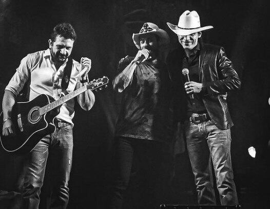 Dupla Jads e Jadson ao lado do cantor João Carreiro (Foto Rede Social)