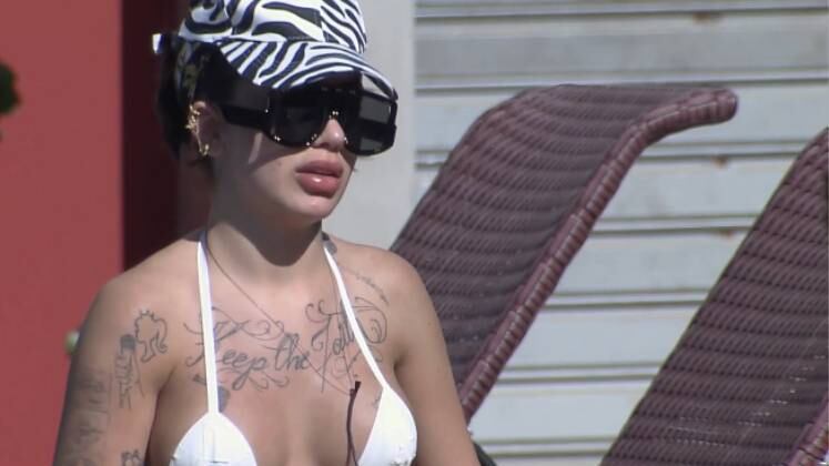 Mirela mostrou que leva o bronzeado muito a sério. De óculos e boné, a funkeira usou o truque da fita para tomar sol enquanto conversava com Dany. Isso que é focar na marquinha!

Sob o comando de
Adriane Galisteu, o Power Couple
Brasil 5 vai
ao ar de segunda a sexta, a partir das 22h30; e aos sábados, às 23h, na tela
da Record TV. 

Acesse o PlayPlus e
fique por dentro de tudo o que rola no reality de casais!
