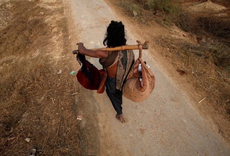 Hoje eles ainda existem e resistem. Mas os encantadores de serpentes de Jogi Dera dizem que a tradição está morrendo lentamente, já que as autoridades procuram fazer cumprir as leis de proteção da vida selvagem, depois de uma proibição total da prática em 1991