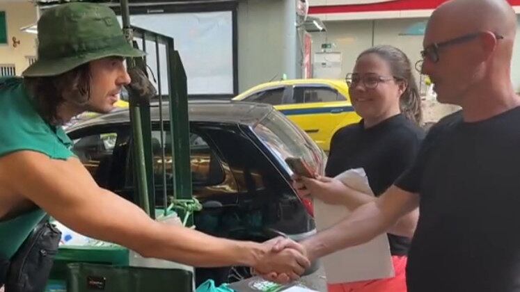 No ponto onde costuma ficar, Daniel atrai olhares curiosos e de fãs. Não demora muito para as vendas começarem e logo está tirando selfies com os admiradores