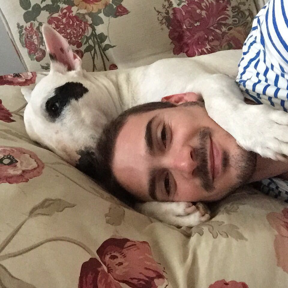 "Nada melhor que chegar em casa depois de um longo tempo fora e acordar com um abraços gostoso deste", compartilhou o ginasta Arthur Zanetti em seu perfil no Instagram