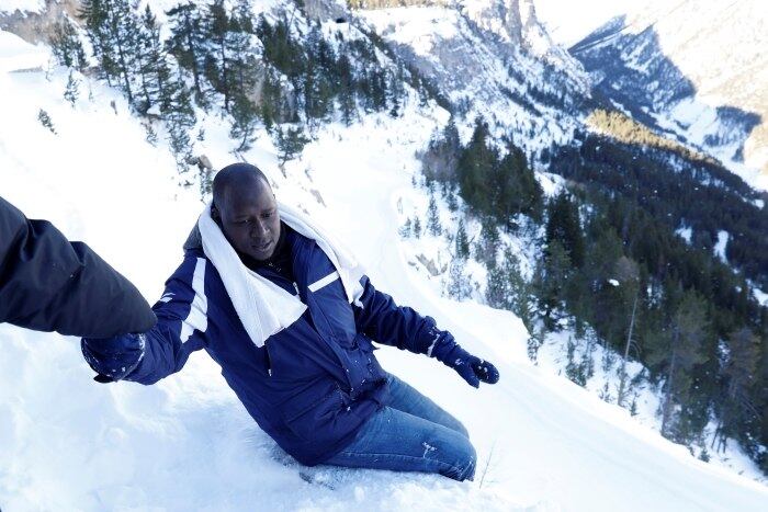 Para o jovem Kamarra, que saiu da Guiné rumo à França, atravessar
a cadeia de montanhas no frio não se compara às experiências já vividas por ele
como refugiado: “Fui preso e torturado na Líbia por muitos meses. Tenho
cicatrizes. Cruzar os Alpes não me parece grande coisa”, conclui