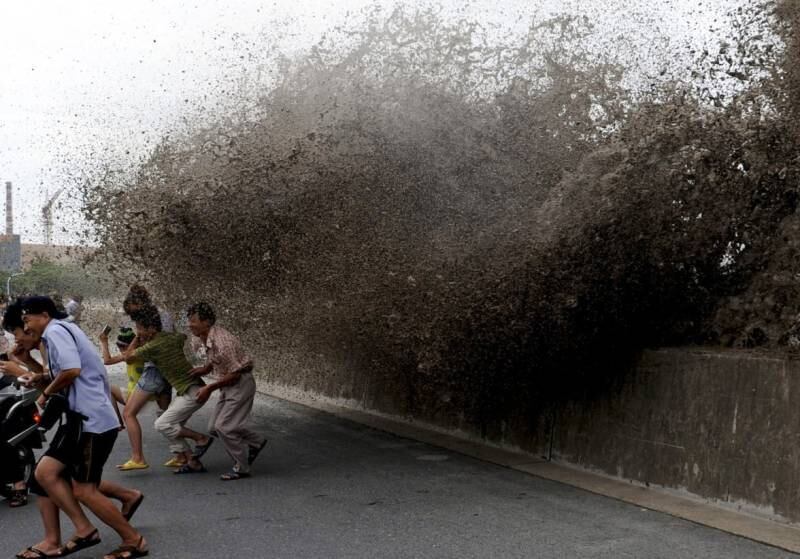 Não é só a cidade de Wenling que sofre com ondas gigantes na China. O rio Qiantang, Zhejiang, também é palco de ondas monstruosas. Em agosto de 2012, por exemplo, elas foram algumas das responsáveis pela tragédias que deixou mais de 300 mil desabrigados. Na ocasião, um deslizamento de terra provocado por dois tufões também prejudicou o transporte na cidade