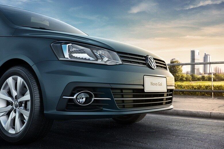 Já a dianteira tem elementos inspirados no novo Golf, que acabou de ser nacionalizado. Os faróis mantém os traços anteriores, mas passam a se conectar com a grade, seguindo o estilo mais recente dos modelos da marca. A maior mudança está no novo para-choques, com uma enorme seção que integra as luzes de neblina e a tomada de ar central