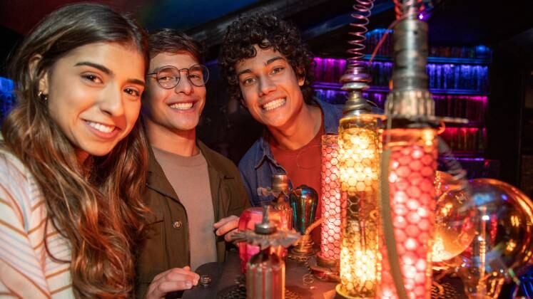 Verônica (Juhlia Ficer), Erick (Diego Kropotoff) e Diogo (Euller Scarpinelli) formam uma amizade para lá de encantadora. Ao site oficial, a atriz revelou admirar o trio: “Os três são inteligentes, é uma amizade muito construtiva e leve. Um convívio que faz bem para os três. A Verônica preza muito por suas amizades e todo mundo precisa de um porto seguro, principalmente no colégio."
