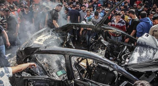 Carro de integrante do Hamas fica destruído após ataque