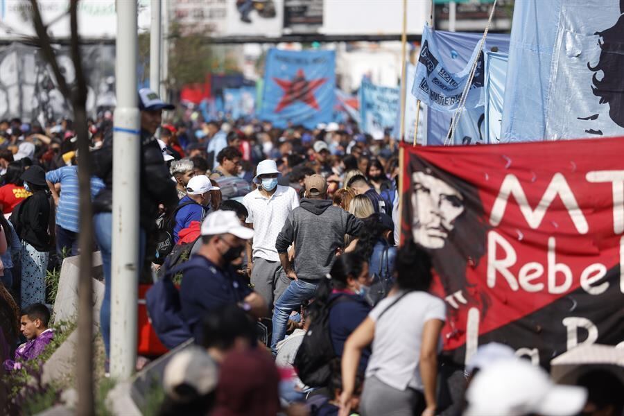Movimentos sociais protestaram em Buenos Aires por mais trabalho e subsídios alimentares
