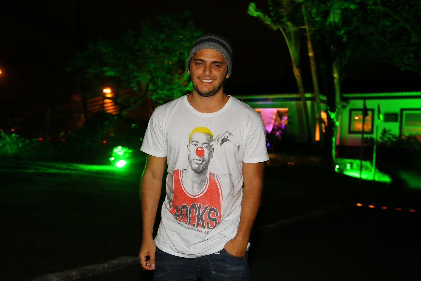 Bruno Gissoni apareceu por lá com um look casual