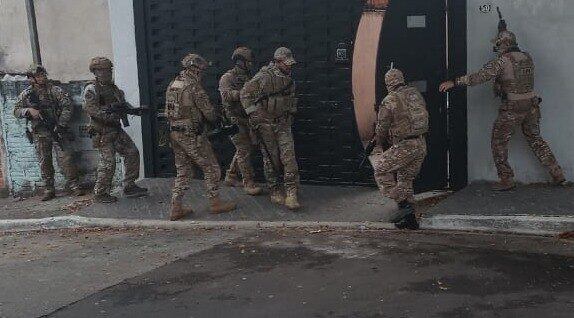 PF faz operação contra suspeitos de entregar 43 mil armas a facções brasileiras