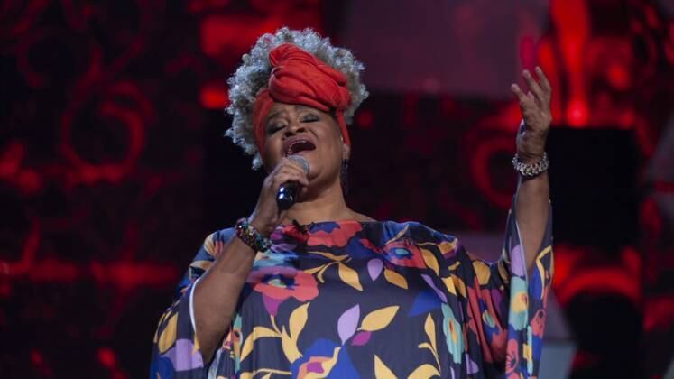 A cuidadora de idosos Dilma Oliveira, começou a cantar aos 55 anos de idade. A competidora foi motivada pela ex-patroa, já falecida, que pediu para ela investir no mundo da música. Dilma ouviu os conselhos da mulher e decidiu investir na carreira. Na sua segunda apresentação do Canta Comigo 3, a candidata emocionou todos os jurados e garantiu uma vaga direto na final