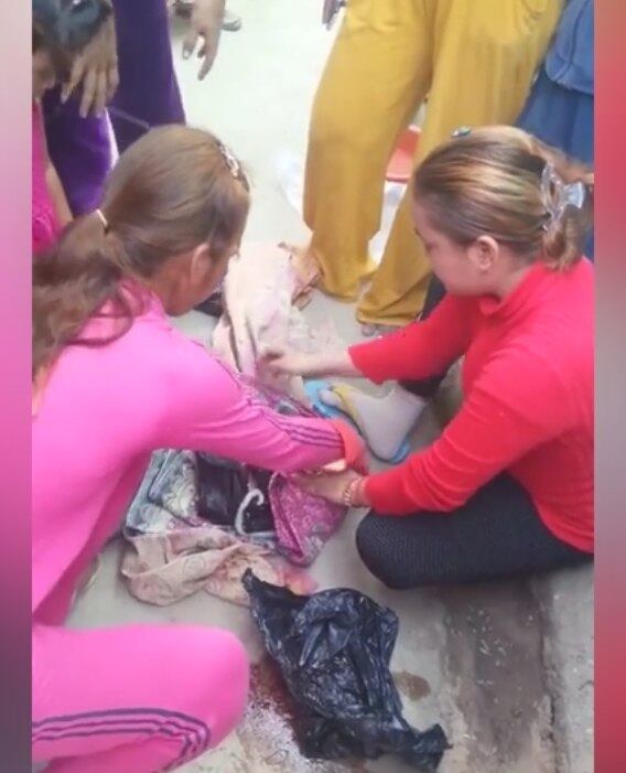 O vídeo acaba com as mulheres embrulhando o bebê e a placenta no cobertor