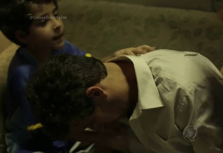 Ele tenta trabalhar, mas, por conta da abstinência, acaba por não conseguir fechar um negócio. Desesperado, Jair pega uma garrafa escondida, bebe, entra cambaleando em casa, cai e bate a cabeça