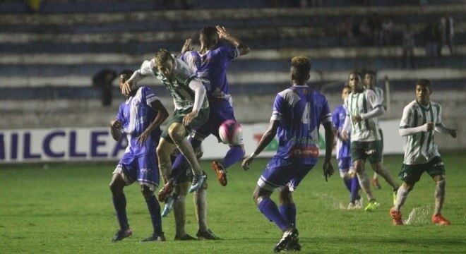 Taubaté e Palmeiras tiveram que lidar com dois apagões no estádio Joaquinzão