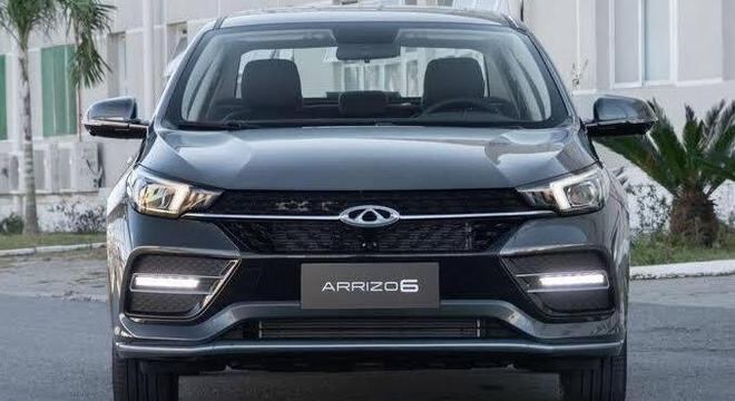 Dianteira do Arrizo 6, sedã médio oferecido no país por R$ 108 mil, mais em conta que os rivais