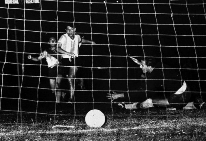 O Real Madrid dominou o início das primeiras premiações. Em 1959, Alfredo Di Stefano conquistou o bi e se tornou o primeiro jogador a ganhar o prêmio mais de uma vez