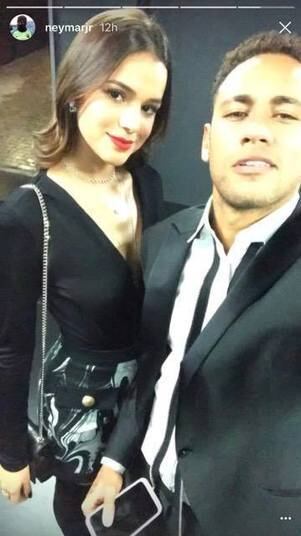 Antes do começo da festa, Neymar e Bruna mostraram seus looks. Ultimamente, o brasileiro está mostrando que é um novo homem para ter sucesso de vez com o grande amor de sua vida, a bela Bruna Marquezine. Confira a seguir