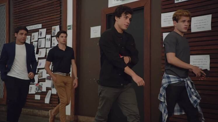 E os meninos não ficam atrás, não! Felipe (Luckas Moura), Otávio (Jota Petrin), Plínio (Luan Argollo) e Arthur (Hall Mendes) já desfilaram na escola com diferentes estilos - desde o mais despojado, com camisa xadrez, até o mais chique, com blazer e camisa polo. E aí, consegue imaginar as personalidades de cada um só pelas peças de roupa? Fique ligado nos looks e nas emoções de Todas as Garotas em Mim de segunda a sexta, às 21h, na Record TV. Episódios completos estão disponíveis em PlayPlus.com, para assistir quando quiser

