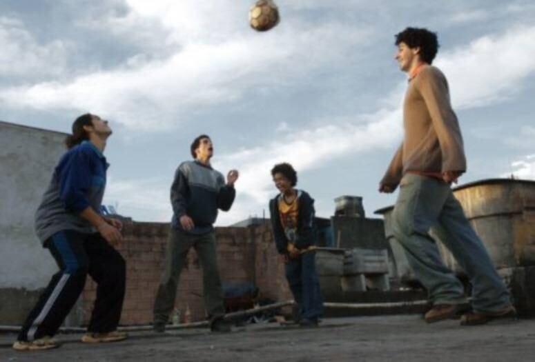 Linha de Passe

Outro filme que se passa em São Paulo é Linha de Passe, de 2008, que conta a história de quatro irmãos. Reginaldo procura o pai. Dario sonha em ser jogador de futebol. Dinho é religioso e, por fim, Dênis, que é pai de uma criança sem planejamento. Os quatro são criados por Cleuza, que é empregada doméstica e espera mais um filho, de pai desconhecido